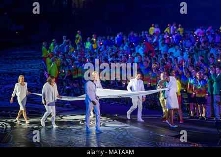 Gold Coast, en Australie. 4ème apr 2018. La Fédération des Jeux du Commonwealth drapeau est porté dans le stade par Brendan Williams, Natalie Du Toit, Alison Shanks, Nicole Forrester, Colin Gregor et Rhona Toft pendant la cérémonie d'ouverture des Jeux du Commonwealth 2018 le 4 avril 2018 à Gold Coast, en Australie. Crédit : Gary Mitchell, GMP Media/Alamy Live News Banque D'Images