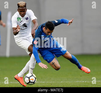 Budapest, Hongrie. 4ème apr 2018. (L-r) Alassane Diallo de Ujpest FC Laszlo fautes de Lencse MTK Budapest lors de la coupe de Hongrie 2ème quart de finale match aller entre MTK Budapest et Ujpest FC à Nandor Hidegkuti Stadium le 4 avril 2018 à Budapest, Hongrie. Credit : Laszlo Szirtesi/Alamy Live News Banque D'Images