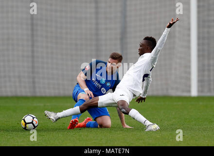 Budapest, Hongrie. 4ème apr 2018. (L-r) Attila Talaber de MTK Budapest est en concurrence pour le bal avec Obinna Nwobodo de Ujpest FC pendant la coupe de Hongrie 2e quart de finale match aller entre MTK Budapest et Ujpest FC à Nandor Hidegkuti Stadium le 4 avril 2018 à Budapest, Hongrie. Credit : Laszlo Szirtesi/Alamy Live News Banque D'Images