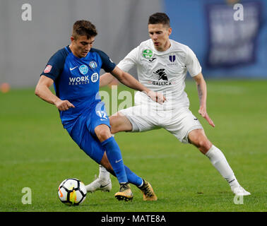 Budapest, Hongrie. 4ème apr 2018. (R-l) Benjamin Balazs de Ujpest FC défis David Jakab de MTK Budapest lors de la coupe de Hongrie 2ème quart de finale match aller entre MTK Budapest et Ujpest FC à Nandor Hidegkuti Stadium le 4 avril 2018 à Budapest, Hongrie. Credit : Laszlo Szirtesi/Alamy Live News Banque D'Images