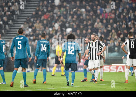 Turin, Italie. 3ème apr 2018. Raphaël Varane (Real Madrid Club de fútbol), Casemiro (Real Madrid Club de fútbol), Marcelo (Real Madrid Club de fútbol), Sami Khedira (Juventus), Gonzalo Higuain (Juventus), au cours de la Ligue des Champions quarts de finale 1ère manche match de football entre la Juventus et le Real Madrid CF à Allianz Stadium le 03 avril 2018 à Turin, Italie. Crédit : Antonio Polia/Alamy Live News Banque D'Images