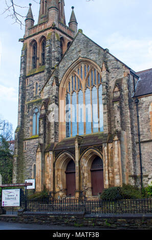 L'impressionnante église presbytérienne Fisherwick sur le Malone Road à Belfast en Irlande du Nord sur une soirée de printemps humide et frais Banque D'Images