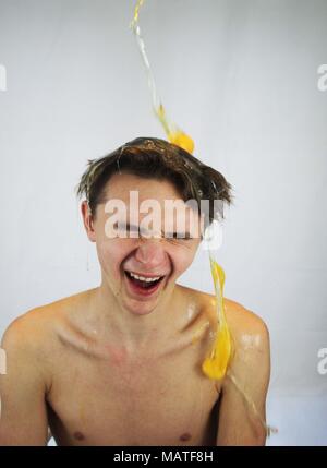 Oeufs - Homme - Pouring Banque D'Images