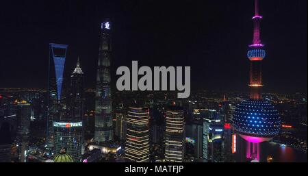 Aerial city scape montrant allumé Shanghai Oriental Pearl Tower de nuit et nouveau quartier financier en arrière-plan. 28.07.2017. Shanghai, Chine. Banque D'Images