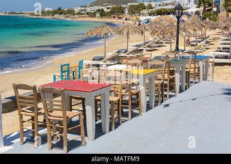 Des tables avec des chaises dans une taverne grecque typique sur la plage d''Agia Anna, l'île de Naxos. La Grèce. Banque D'Images