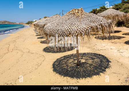 Les parasols de plage de sable d'Agia Anna. L'île de Naxos. Grèce Banque D'Images