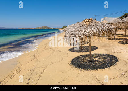 Les parasols de plage de sable d'Agia Anna. L'île de Naxos. Grèce Banque D'Images