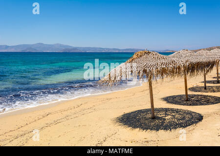 Les parasols de plage de sable d'Agia Anna. L'île de Naxos. Grèce Banque D'Images