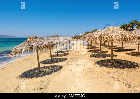 Les parasols de plage de sable d'Agia Anna. L'île de Naxos. Grèce Banque D'Images