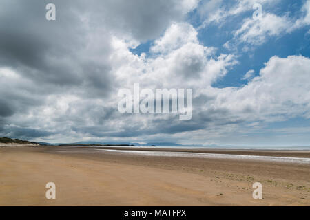 Plage de Malltraeth Bay en regardant vers l'île Llanddwyn sur Anglesey Banque D'Images