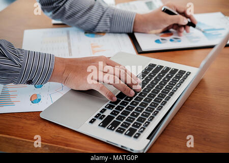 L'homme d'affaires de l'inspecteur de l'administrateur financier et secrétaire de faire le calcul du rapport d'équilibre. Internal Revenue Service contrôle de document. Conc Audit Banque D'Images