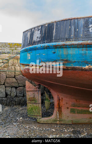 La poupe d'un vieux bateau de pêche laissés à pourrir et de décroissance dans un état à l'abandon dans le port pour les bateaux de pêche dans la région de Newlyn sur la côte de Cornouailles. Vieux bateau. Banque D'Images