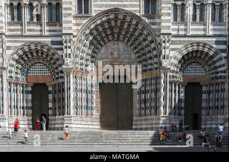 Vue de la cathédrale de Gênes, le noir et blanc façade de l'entrée de la cathédrale - la cathédrale San Lorenzo - dans Genova, Liguria, Italie. Banque D'Images