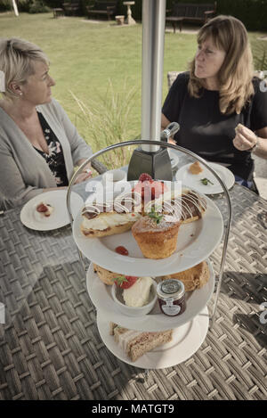 Le thé de l'après-midi à l'Hrdro Hotel, Eastbourne, East Sussex, England, UK Banque D'Images