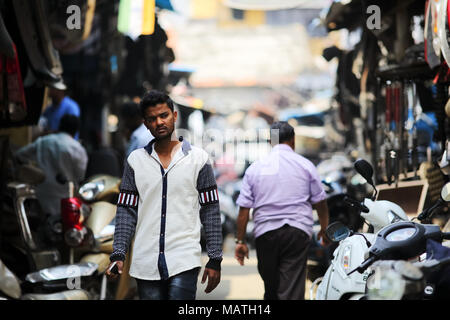 Bangalore, Inde - 20 octobre 2016 : Promenades en passant par l'homme inconnu dans le plus grand marché de la ferraille automobile dans la ville à Shivajinagar domaine. Banque D'Images