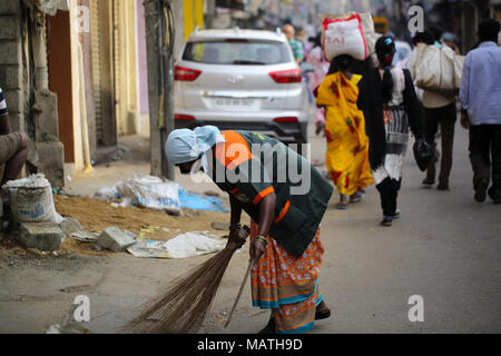 Bangalore, Inde - le 23 octobre 2016 : pas de travailleur féminin balayant la route ce matin dans la rue Avenue Road. Banque D'Images