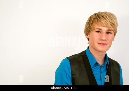 Portrait de jeune homme à la recherche de l'appareil photo. Banque D'Images
