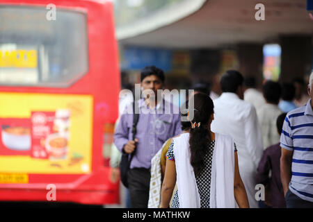 Bangalore, Inde - le 23 octobre 2016 : pas de passagers en direction de leurs plates-formes préféré au terminal de bus de la ville. Banque D'Images