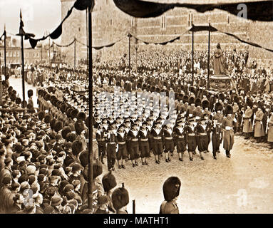 La procession funéraire passe la statue de la reine Victoria à Windsor Banque D'Images