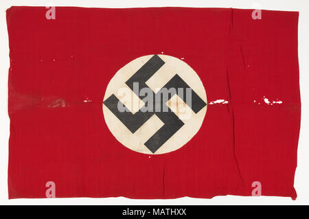 Drapeau nazi capturé à partir de la German tank Banque D'Images