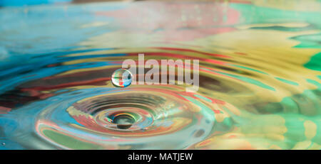 Goutte d'eau colorée dans un plan d'eau Banque D'Images