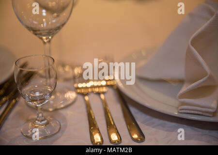 Réglage de la table pour un dîner table table lacy pour un délicieux dîner au restourant Banque D'Images