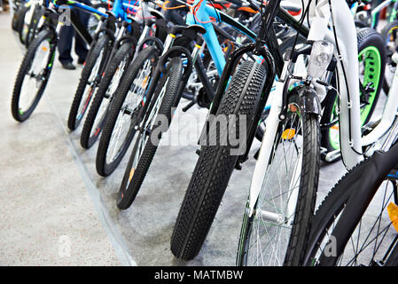 Vélos de montagne moderne rangée dans magasin de sport Banque D'Images