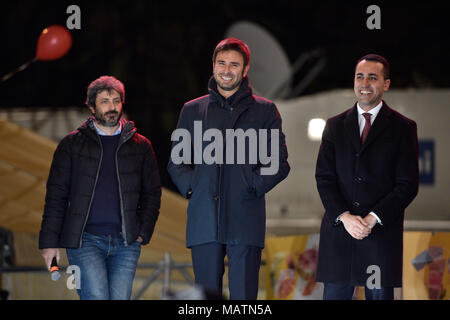 Campagne électorale de rallye le Movimento 5 Stelle, tenue à la Piazza del Popolo à Rome, Italie, en avance sur les sondages ouverture le 4 mars 2018. Avec : Roberto Fico, Alessandro di Battista, Luigi Di Maio Où : Rome, Latium, Italie Quand : 02 mars 2018 Credit : IPA/WENN.com **Uniquement disponible pour publication au Royaume-Uni, USA, Allemagne, Autriche, Suisse** Banque D'Images