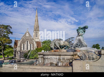 Fontaine Geofin oxens avec bronce être conduit par les Scandinaves Gefion déesse sur la toile de fond de l'église de St Alban dans le Nordre Toldbod waterf Banque D'Images