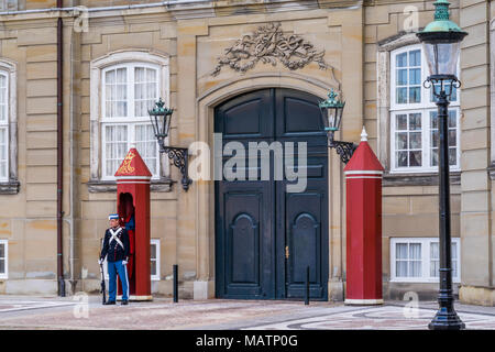 Le Palais de sentry Watch au complexe de palais d'Amalienborg, Copenhague, Danemark, Nouvelle-Zélande Banque D'Images