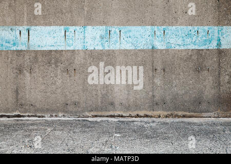 Vide abstrait texture de fond intérieur en béton, mur avec une bande bleue Banque D'Images