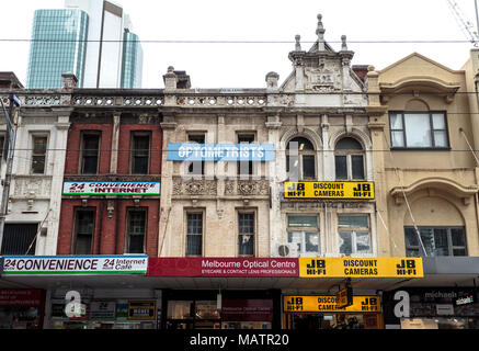 Les vieux bâtiments de la fin du xixe siècle avec des magasins de détail au centre-ville de Melbourne, Australie Banque D'Images