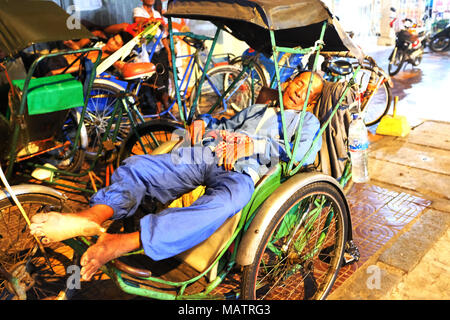 Conducteur de pousse-pousse d'avoir un repos bien mérité, au Cambodge Banque D'Images