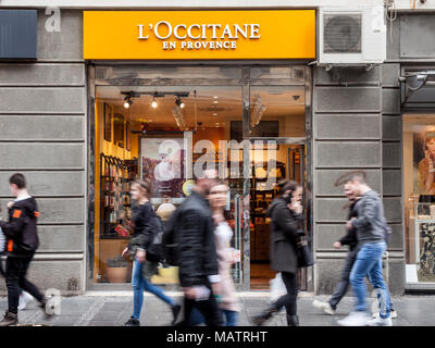 BELGRADE, SERBIE - 31 mars 2018 : L'Occitane en Provence logo sur leur shop de Belgrade, les gens passer. Cette marque est la plus connue le sud de Fra Banque D'Images