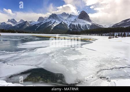 Paysage pittoresque d'hiver vue sur le lac de glace Rundle Mountain Peak par le centre nordique de Canmore avec les montagnes Rocheuses du parc national canadien Banff, à la neige Banque D'Images