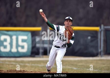 Dans l'échauffement Pitcher taureau en bas à gauche de la ligne de champ avant d'entrer dans le jeu en relief. USA. Banque D'Images