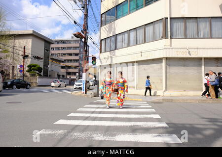 La femme japonaise en kimono de traverser la rue Banque D'Images