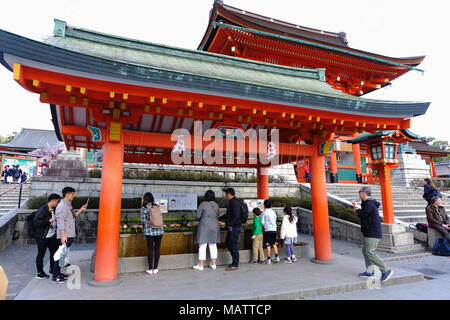 Les Japonais se rassemblent autour de la fontaine de purification au sanctuaire de Yasaka Banque D'Images