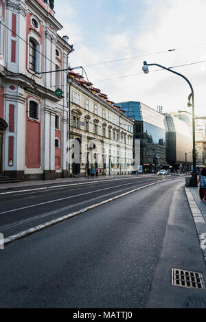 Prague, République tchèque - Le 18 août 2017 : la rue Narodni et Nova Scena building au coucher du soleil Banque D'Images