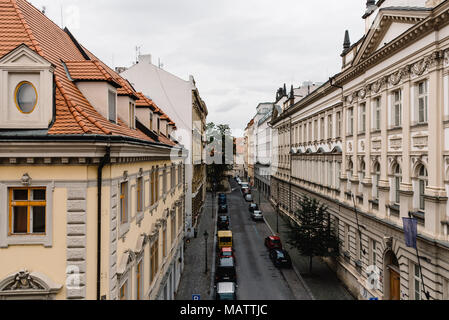 Prague, République tchèque - 19 août 2017 : High angle view of street dans le centre historique de Prague avec de vieux bâtiments pittoresques. Banque D'Images