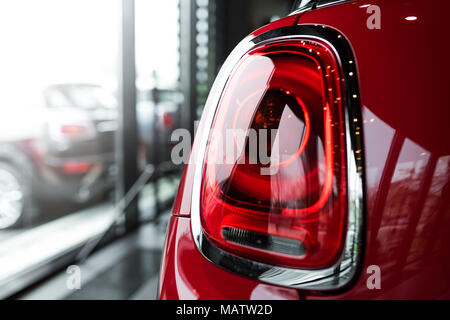 Retour de sport moderne rouge voiture Mini cooper s avec la réflexion sur le côté gauche présenté par le concessionnaire BMW Inchcape Motor Wroclaw mars 2017 Banque D'Images