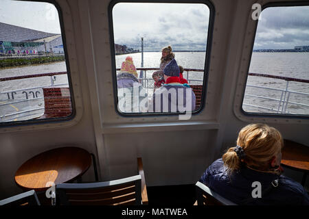 À bord de la Mersey Ferry Iris Royal vue du premier salon des passagers Banque D'Images