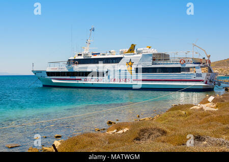 DELOS, GRÈCE - 23 mai 2017 : bateau de croisière amarré à port l'île de Delos. La Grèce. Banque D'Images