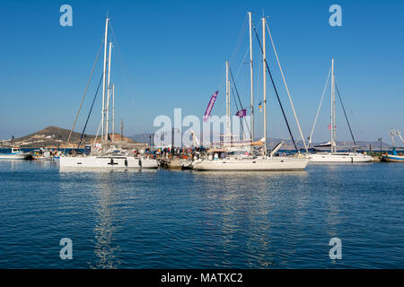 NAXOS, GRÈCE - 23 mai 2017 : yachts amarrés dans le port de la ville de Naxos (Chora). Îles des Cyclades, en Grèce. Banque D'Images