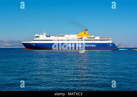 NAXOS, GRÈCE - 23 mai 2017 : Blue Star Ferry bateau quittant le port de Naxos. Blue Star Ferries est l'une des plus importantes compagnies maritimes grecques operati Banque D'Images