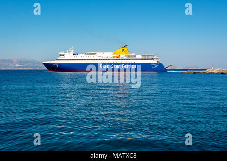 NAXOS, GRÈCE - 23 mai 2017 : Blue Star Ferry bateau quittant le port de Naxos. Blue Star Ferries est l'une des plus importantes compagnies maritimes grecques operati Banque D'Images