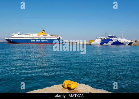 NAXOS, GRÈCE - 23 mai 2017 : deux ferries dans le port de la ville de Naxos. Blue Star Ferries et Seajets Îles Cyclades, Banque D'Images