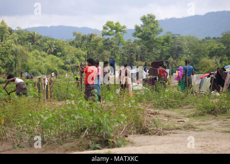Le Myanmar Rohingyas musulmans ethniques construire tente de fortune sur le Bangladesh et d'autre de la frontière en Tumbro, au Bangladesh. Banque D'Images