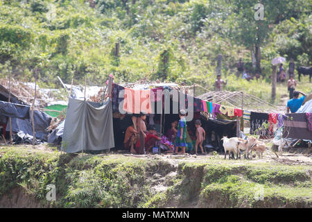 Le Myanmar Rohingyas musulmans ethniques construire tente de fortune sur le Bangladesh et d'autre de la frontière en Tumbro, au Bangladesh. Banque D'Images