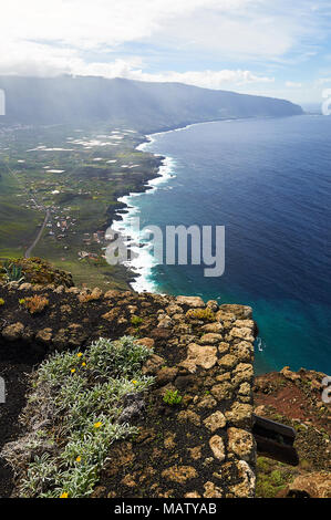 Vue de la Frontera golfe côte depuis le Mirador de la Peña surplombent à El Hierro, Îles Canaries, Espagne Banque D'Images